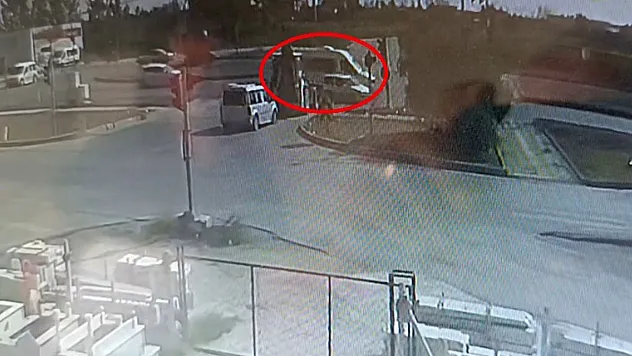 Tur minibüsü ile otomobil çarpıştı: 2 yaralı
