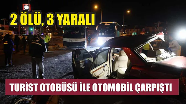 Turist Otobüsü ile Otomobil Çarpıştı: 2 Ölü, 3 Yaralı