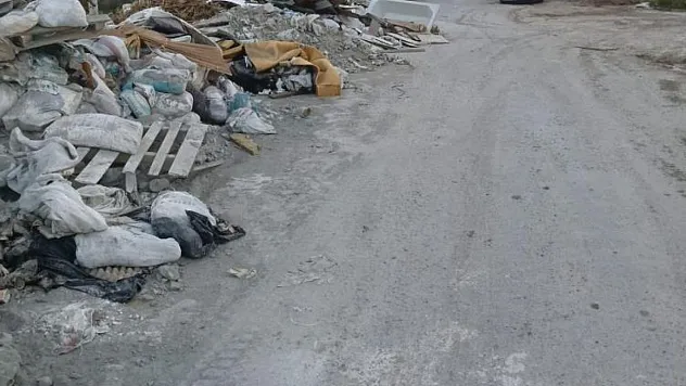 Turistik belde Güllük adeta çöplük oldu