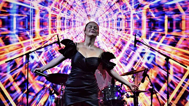 Genç şarkıcı eğlence dolu bir gece yaşattı