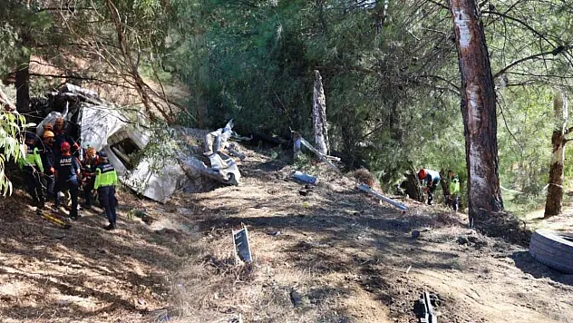 Turistleri taşıyan otobüs şarampole uçtu: 2 ölü 9 yaralı