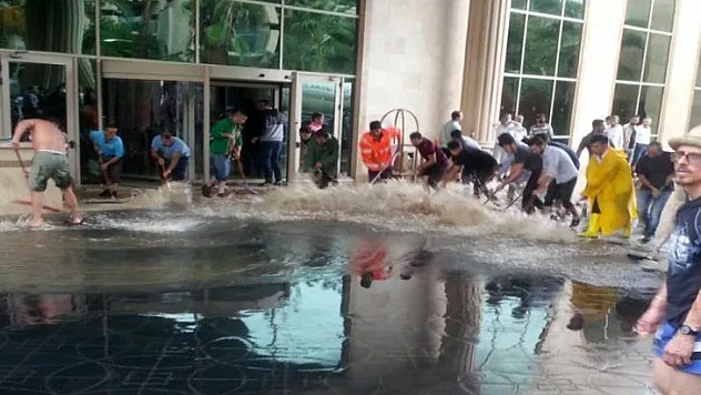 Turizm cennetinde yağmur kabusu: Araçlar sürüklendi, 5 yıldızlı otelleri su bastı, küçük çocuk son anda kurtarıldı