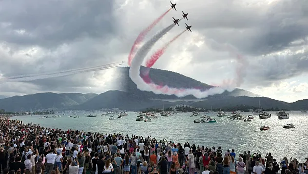 Türk Yıldızları Fethiye'de Gökyüzünü Renklendirdi