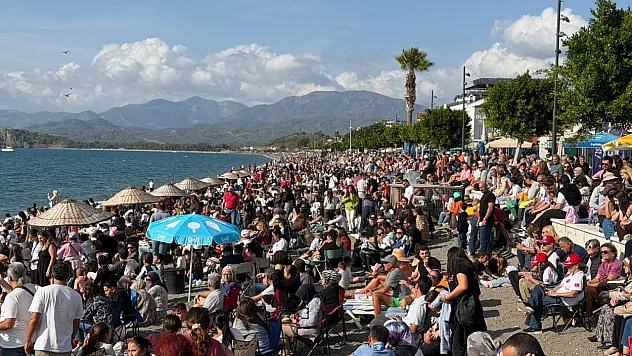 Türk Yıldızları Gösterisi Öncesi Çalış Plajı'na Akın Ettiler