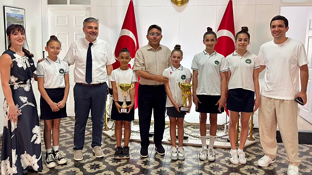 Türkiye şampiyonu jimnastikçilerden Marmaris Kaymakamı Kaya'ya ziyaret