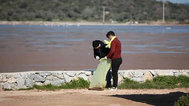 Tuzla Sulak Alanı'ndan 2 saate 33 poşet çöp çıktı