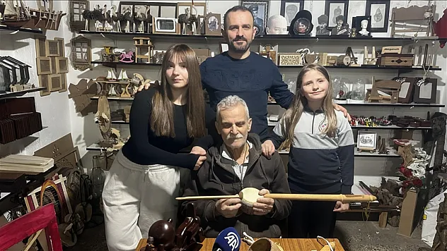 Üç kuşaktır atık ahşap sanata dönüşüyor