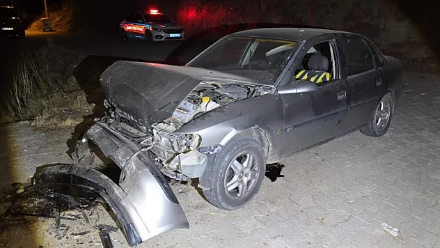 Uçuruma yuvarlanan otomobilde sıkışan sürücü kurtarıldı