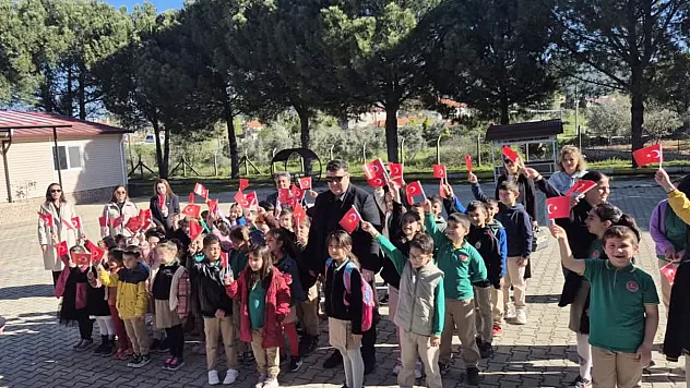 Ula'da öğrenciler Türk bayraklarıyla birlik mesajı verdi