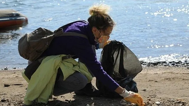 Ünlü sanatçılar Bodrum'da yerden izmarit topladı