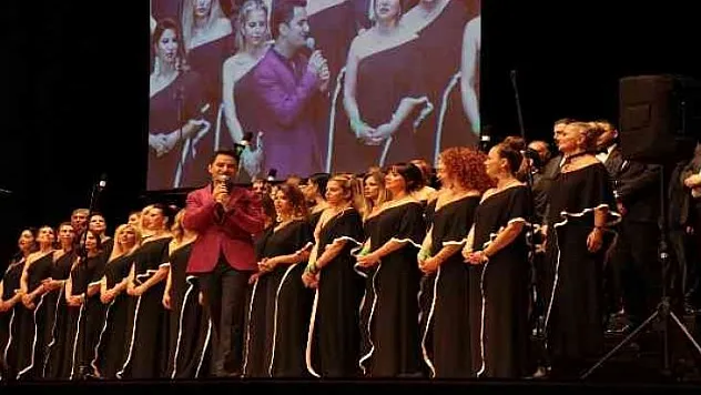 Ünlü sanatçılar ve C-Majör korosu down sendromlu çocuklara destek konserinde bir araya geldi