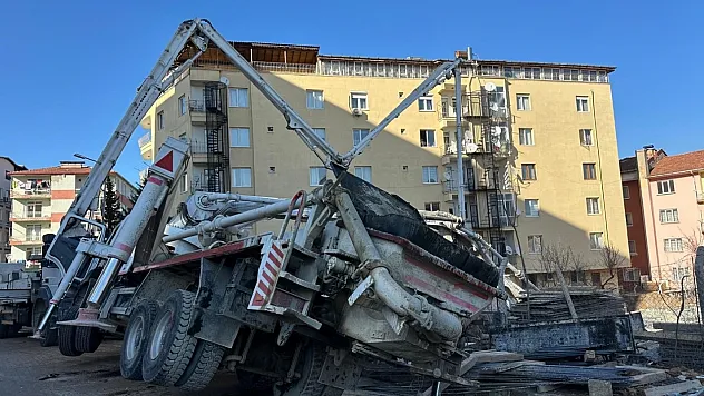 Uşak'ta beton pompası yan yattı: Altında kalan işçi hayatını kaybetti