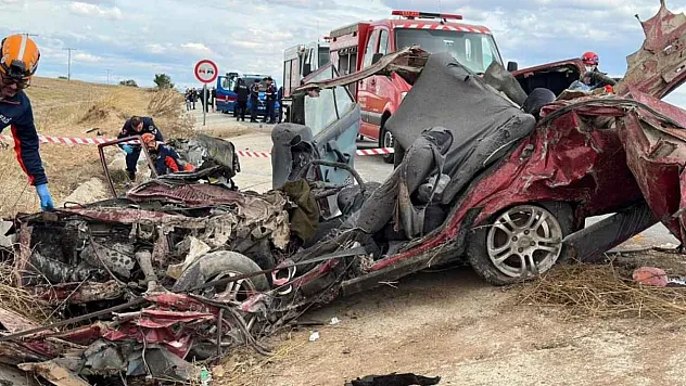 Uşak'ta kamyon ile otomobil çarpıştı: 3 ölü, 1 yaralı