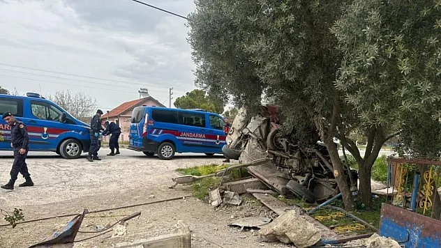 Uşak'ta otomobil evin bahçe duvarına çarptı: 1 ölü, 1 yaralı