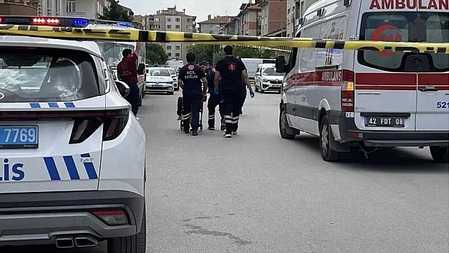 Üvey annesi ile kız kardeşinin boğazını keserek öldürdü