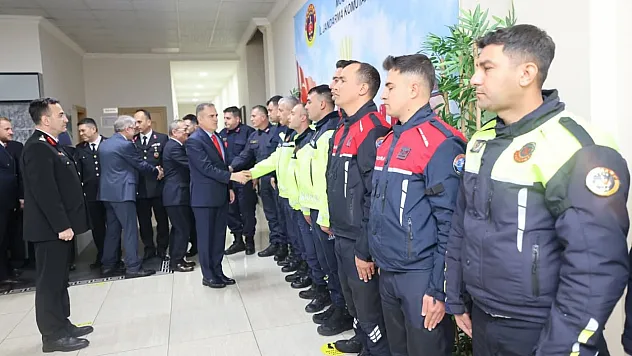 Vali Akbıyık bayramda güvenlik güçleri ile bir araya geldi