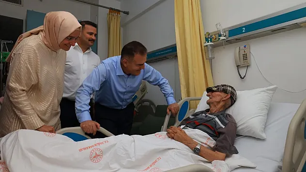 Vali Akbıyık, Fethiye'de yangından etkilenen huzurevi sakinlerini hastanede ziyaret etti