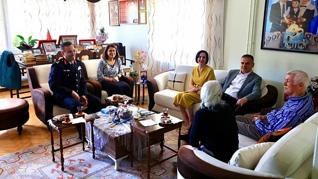 Vali Akbıyık şehit Binbaşı Kıvanç Cesur'un ailesini ziyaret etti