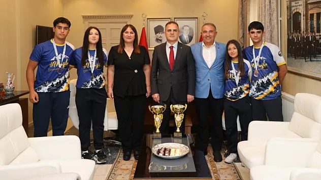 Vali Akbıyık Türkiye şampiyonu olan Yıldız rafting sporcularını ağırladı