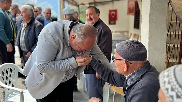 Vatandaşa Çaylar Vekil Adayı Demir'den