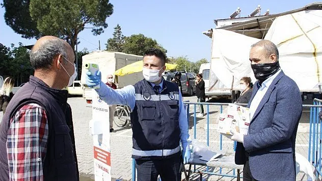 Vatandaşlara maske dağıtan Başkan Uzundemir, sosyal mesafe uyarısında bulundu