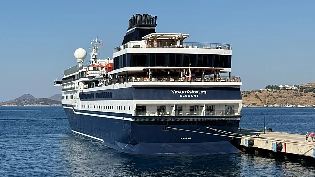 'Vidanta World's Elegant' kruvaziyeri 119 yolcuyla Bodrum'a geldi