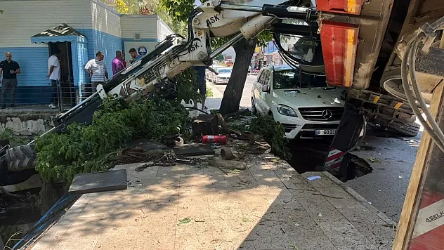 Vinç aracın üzerine devrildi, kepçe dereye uçtu