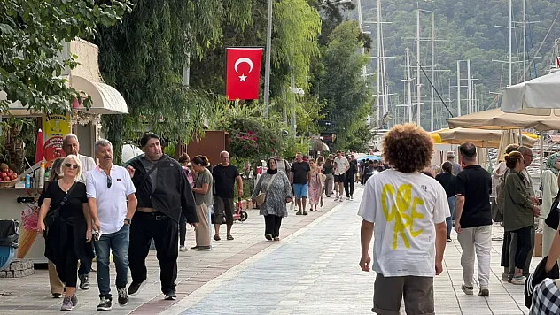 Yağışlı günlerin ardından Fethiye Kordonu'nda pazar yoğunluğu
