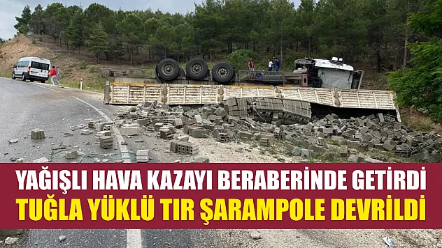 Yağışlı hava kazayı beraberinde getirdi, tuğla yüklü tır şarampole devrildi