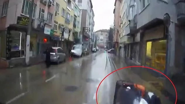 Yağmurda kayan ve caddeye fırlayan başıboş motosiklet faciaya neden oluyordu...