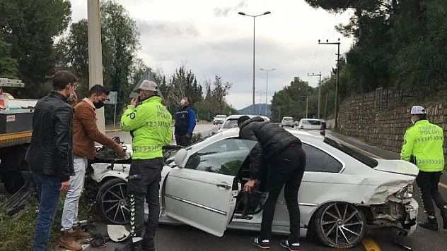 Yağmurun kayganlaştırdığı yolda elektrik direğine çarptı
