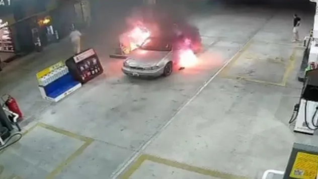 Yakıt almaya geldi, aracı alev topuna döndü