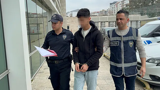 Yan bakma kavgası kanlı bitti: 17 yaşındaki çocuk boynundan bıçaklandı