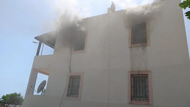 Yanan evini kurtarmak isterken dumandan zehirlendi