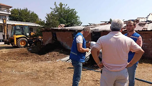 Yangında 500 Balya Kül Oldu Büyükşehir Üreticinin Yardımına Koştu