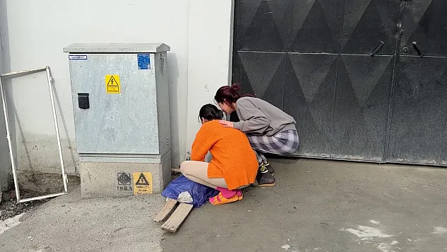 Yangında ölen kedisinin başında sinir krizi geçirdi