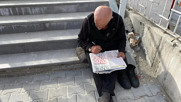 Yarım asırdır her gün bulmaca çözüyor