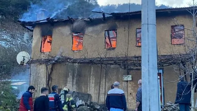 Yaşlı kadın evinde çıkan yangında hayatını kaybetti