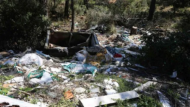 Yatağan'da ormanlık alanlara çöp bırakanlara tepki gösterdiler