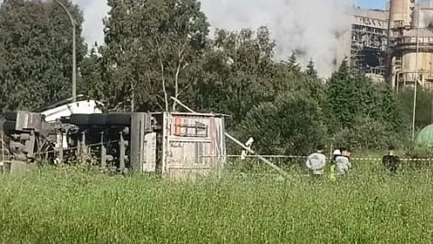 Yatağan-Milas Karayolu'nda Kömür Yüklü Kamyon Devrildi: 1 Yaralı