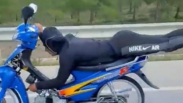 Yatarak tek elle motosiklet kullandı