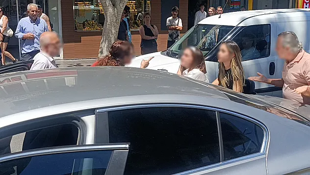 Yaya geçidinde çarpışma sonrası tansiyon yükseldi: 'Yayaları ezip geçelim mi?'