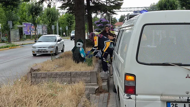 Yaya geçidinde duramayan minibüs, anneanne ve torununa çarptı