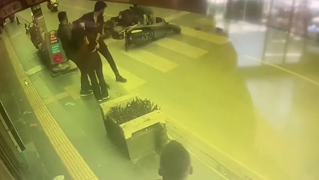 Yaya geçitinde 2 motosiklet çarpıştı