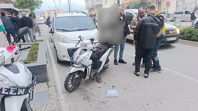 Yayalara yol veren motosiklete otomobil çarptı: 1 yaralı