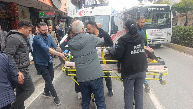 Yayalara yol veren otomobile motosikletle arkadan çarptı: 1 yaralı