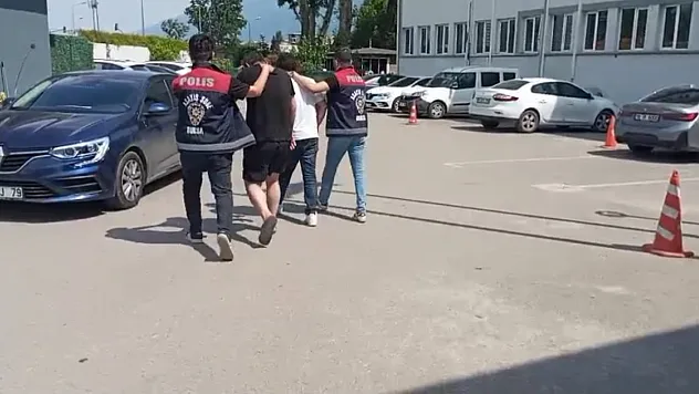 'Yeğenin zor durumda' yalanıyla altın vurgunu: Yaşlı kadını dolandıran 2 şüpheli tutuklandı