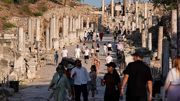 Yerli turistler ilk çeyrekte aile ziyaretine 50,2 milyar, tatile 33 milyar lira harcadı