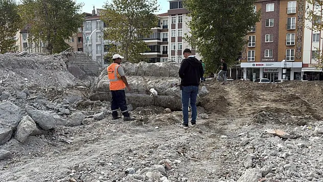 Yıkım çalışması sırasında insan kafatası ve kemikler bulundu