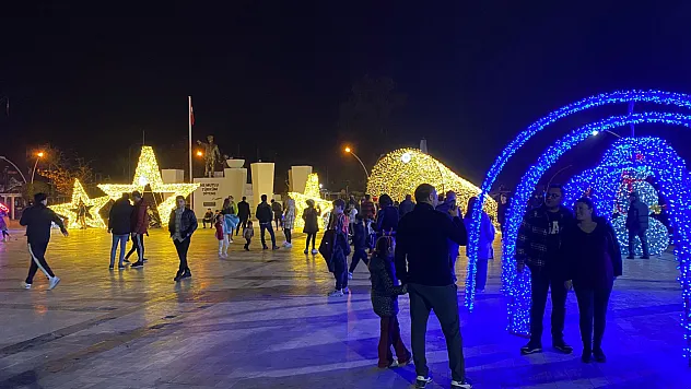 Yılbaşı Gecesine Yaklaşırken Beşkaza Meydanı Işıl Işıl